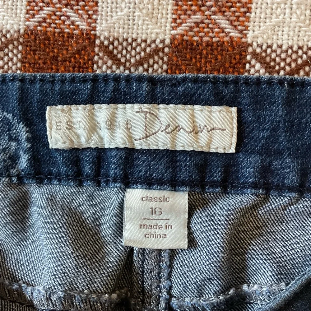 EST 1946 Floral Patterned Blue Jeans. Size 16 - Picture 6 of 8
